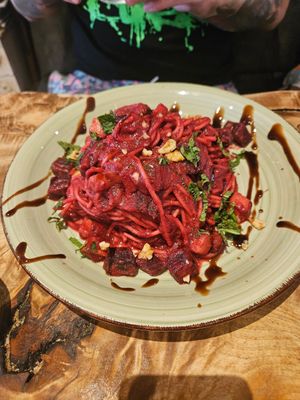 Pinke Pasta: mit Rote Bete, Zucchini, Minze und gehackten Walnüssen at Vengo Die Gemusekuche in Bremen