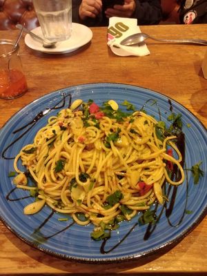 Crispy garlic spaghetti at Vengo Die Gemusekuche in Bremen