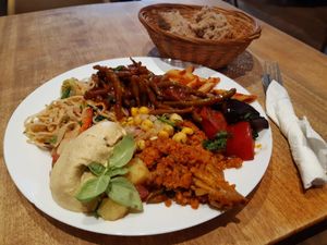 Mediterranean antipasti with hummus and (warm) bread at Vengo Die Gemusekuche in Bremen
