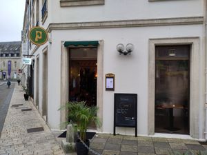 Entrance from street at Promenade in La Rochelle
