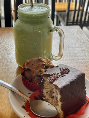 Jugo verde, muffin, gansito at Te Quiero Verde in San Cristobal De Las Casas