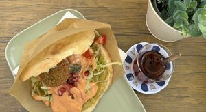 Veganer Falafel-Döner mit Avocado (und Cocktailsauce on top)  at zum Spießer in Landshut