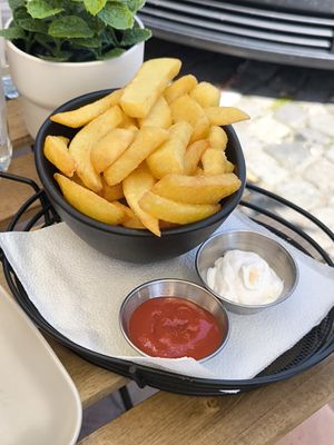 Pommes mit Veganer Mayo und Ketchup at zum Spießer in Landshut