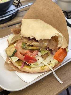 Seitan Döner mit Avocado und veganer Honigsenf Soße. Mit frischem selbst gemachten Brot 😋 at zum Spießer in Landshut