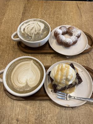 Latte au sésame noir, mochi-donut, et hojicha latte, brownie  at MAMÉ  in Orleans