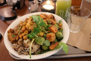 Curry bowl and green juice at SLA - Westerstraat in Amsterdam