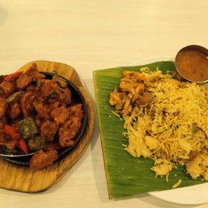 Vegan chicken dum briyani and chilly chicken hot plate 😋🌱 at Gokul Raas Vegetarian - Little India in Central Singapore