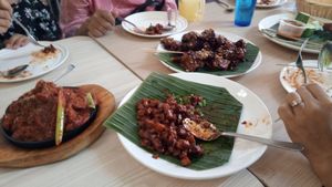 Rendang, Chinese Rojak and Carrot Cake at Gokul Raas Vegetarian - Little India in Central Singapore