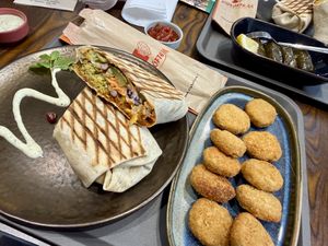 Burrito vegan, Nuggets und Weinblätter  at Çiğköftem Café Bregenz  in Bregenz