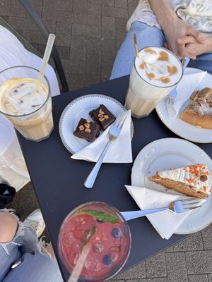 Peanut Bites, Apfelkuchen und Karottenkuchen  at A Belle in Bensheim
