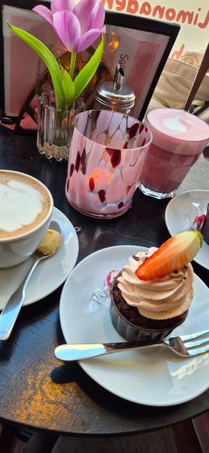 Hot oat chocolate with espresso, pink latte and strawberry cupcakes at Karl Mag‘s Süß  in Chemnitz