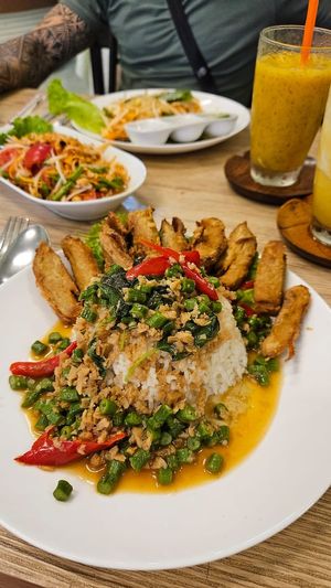 Delicious Thai food 🫶🏼🔥 at Tess Vegan Café in Pattaya