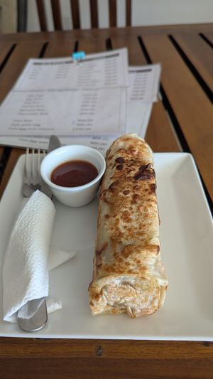 Veganer Roti gefüllt mit Kartoffeln, Karotte, Zwiebeln, Tomate für 0,65 € at Larose Roti Shop in Ahangama