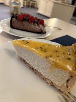 Maracuja Cheesecake und Zebra Cheesecake   at Cafe Leo  in Hof