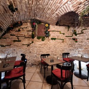 Sous-sol cosy, mur en briques 🤎 at La Sauterelle in Toulouse