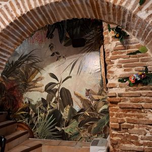 Arrivée dans la deuxième salle, au sous-sol 🌺 at La Sauterelle in Toulouse