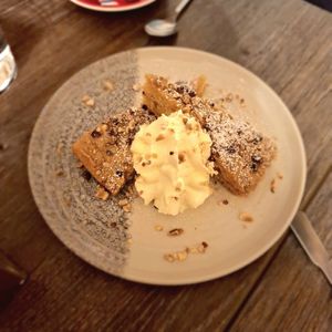 Carrot cake 🥕 Très bon, très aéré ☁️ at La Sauterelle in Toulouse