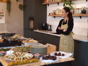 Lenna met het eten dat we samen bereid hebben. at Lenna's Kitchen in Den Bosch