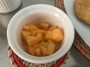 Small fruit dish with menu of the day at Govinda's in Barranquilla