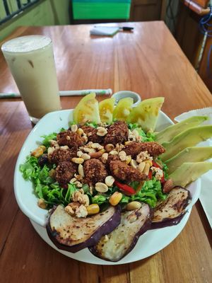 Chicken salad and lemonade-coco with soy milk at Cafeteria Prema in Monteria