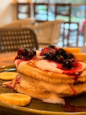 Nuestro pancakes de avena y Frutos rojos #Veganuary at fronda cafe  in Valencia