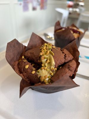Muffin al cioccolato farcito con crema di pistacchio at LallabyCakes Busto Arsizio  in Busto Arsizio