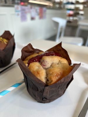 Muffin ai frutti di bosco farcito con marmellata di lamponi at LallabyCakes Busto Arsizio  in Busto Arsizio