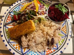 Vegan plate with jerk-fried tofu, beetroot purple cabbage probiotics salad at Base Island Kitchen in Osaka