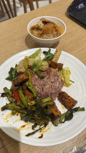 food  at Shine Thong Vegetarian Food - Ratchadamri Rd - ชั้น 1 โซน hug thais in Bangkok