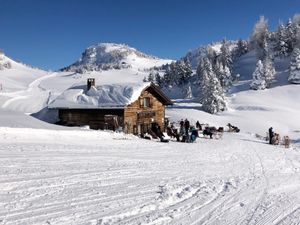 Die Hütte gut erreichbar über ein präparieret Wanderweg. 15 min von der Bergstation des Sessellifts. Weiter erschlossen an Schneeschuh-Trails, Skipiste und Schlittelweg Süd at Bergrestaurant Skihüte Feldis in Feldis