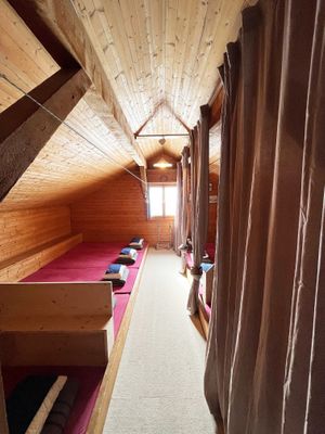 Unser gemütlicher Dachstock mit 14 Schlafplätzen, mit Vorhängen und Trennboxen unterteilt. at Bergrestaurant Skihüte Feldis in Feldis