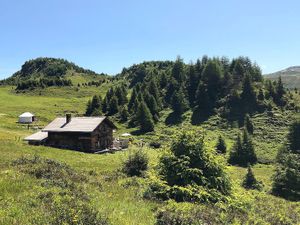 Unsere Hütte im Sommer mit einer Jurte die von Juni - Oktober gebucht werden kann.  at Bergrestaurant Skihüte Feldis in Feldis