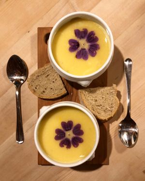 Täglich frische vegane Suppen aus saisonalem Gemüse vom Tal. Dazu unser feines Hüttenbrot at Bergrestaurant Skihüte Feldis in Feldis