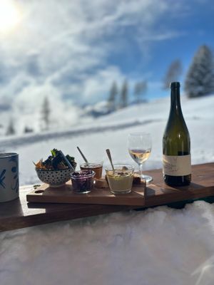 Unser veganes „Mezze Dreierlei“ mit hüttengemachtem Hummus, Kürbissalsa, Rotkohl-Apfel-Pickels, Domleschger Maischips und Federkohl-Chips. Serviert mit unserem feinen Hütten at Bergrestaurant Skihüte Feldis in Feldis