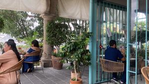 Mucho espacio afuera con sombra  at Café Zapopan in Zapopan