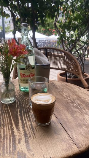 Flat white y agua de cortesía   at Café Zapopan in Zapopan