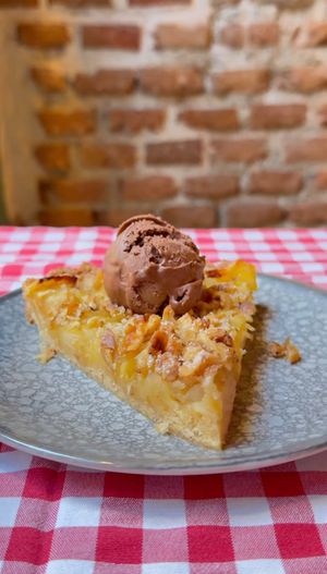 Kuchen de manzana casero at rhuka in Madrid