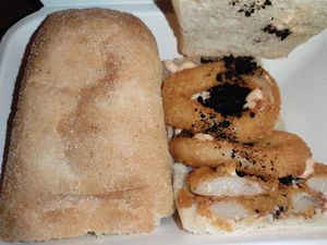 Bocata de calamares vegano, lo pedí para llevar, es una fantasía tener la opción de comer algo tan madrileño en un local vegano. Y de proporciones abundantes, además at rhuka in Madrid