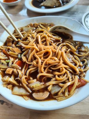 Hokkien mee at Loving Hut in Central Singapore