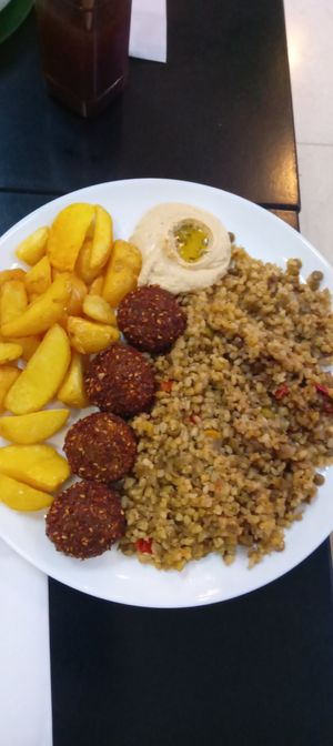 "Falafel no prato" (batata frita, falafel, arroz com lentilha e homus) at Haya Falafel Café - Pinheiros in Sao Paulo