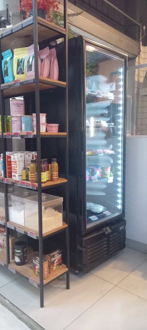 Produtos a granel, leites vegetais industrializados e geladeira com congelados at Haya Falafel Café - Pinheiros in Sao Paulo