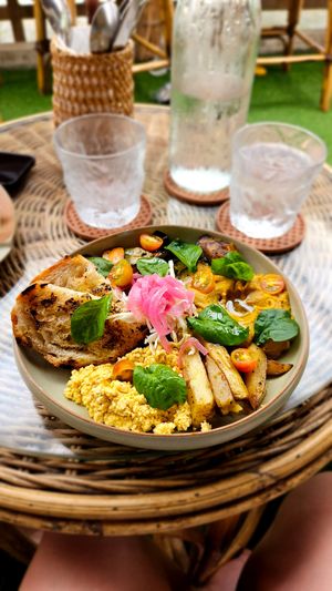 Vegan breakfast plate with scrambled tofu #Veganuary at Yoga Tayo in El Nido