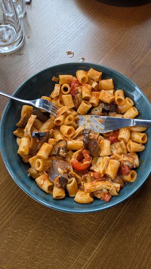 Vegan pastas with vegan "chicken" topping at L'Osteria - Lyon Confluence in Lyon