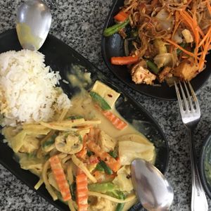 Red curry and Pad Thai 🙌🏼 at Peace Harmony in Sydney