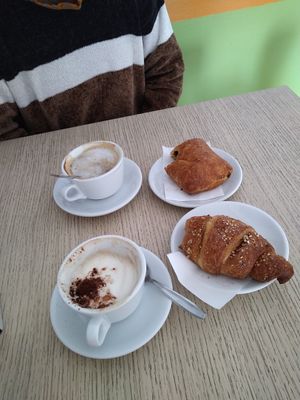 Cappuccino di soia, di avena. Brioches alla marmellata e fagottino al cioccolato at Capre e Cavoli in Brescia