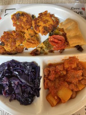 Piatto composto con piatti del giorno: torta salata porri e pomodori, frittelle di patata dolce e porro, cavolo rosso con mele e chili di fagioli 😋  at Capre e Cavoli in Brescia