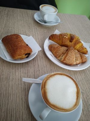 Cappuccino D'Avena, fagottino al cioccolato, brioches alla curcuma e brioches ripiena di frutti di bosco e melograno at Capre e Cavoli in Brescia
