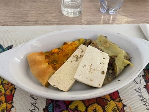 Da sinistra, la torta salata porri e zucca (molto buona), il Tofu marinato (da rivedere),   E lo sformato di salsiccia nera e mele (SPETTACOLARE)  at Capre e Cavoli in Brescia