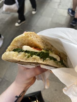  Vegan mozzarella, sun-dried tomatoes, spinach and courgette focaccia 😋  at Pizzeria L'Angelo in Venice