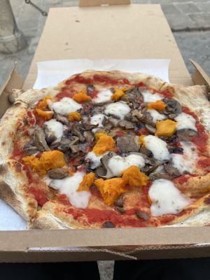 pizza with blue cheese and pumpkin  at Pizzeria L'Angelo in Venice